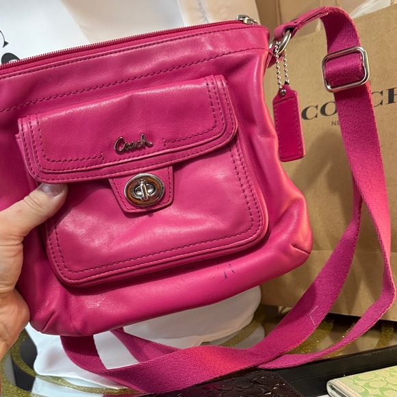 Coach Bundle. Pink crossbody. Green cardholder. Black wallet. White large bag. - Picture 15 of 17